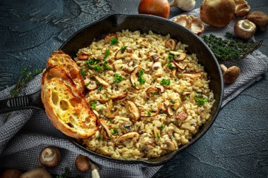 Mantarlı Risotto demir tavada otlar ve parmesan peyniri ile