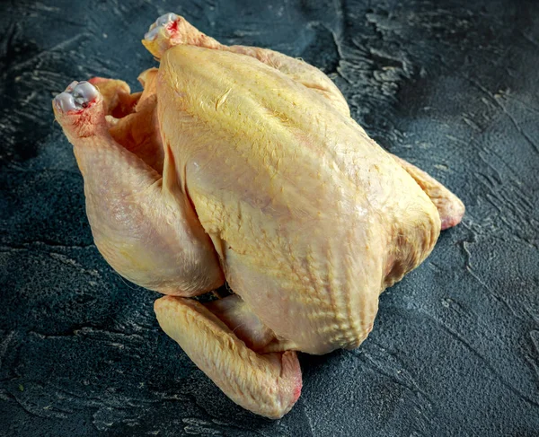 Pollo integrale di mais crudo per la cottura. su sfondo di pietra — Foto Stock