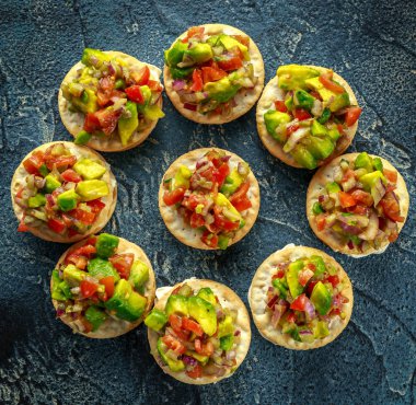 Salsa kanepe kırık meze peynir ile