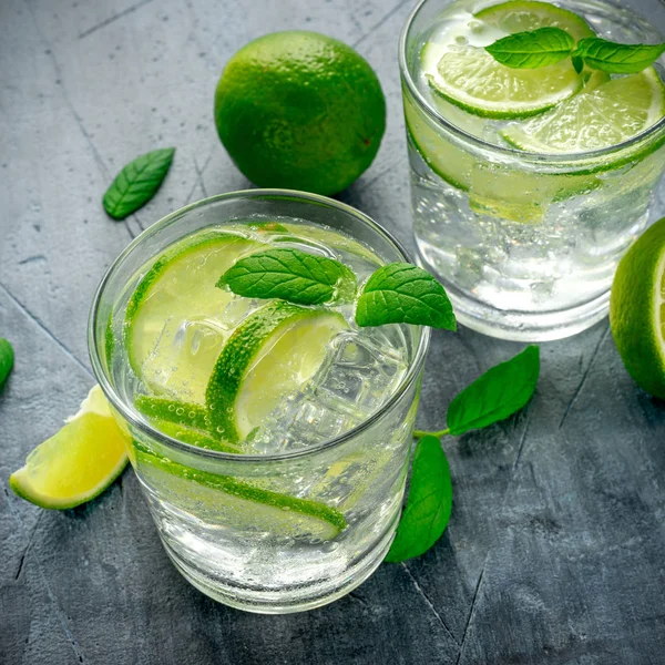 Detox wody z mięty zielonej limonki w szklanki — Zdjęcie stockowe