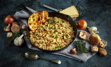 Mantarlı Risotto demir tavada otlar ve parmesan peyniri ile