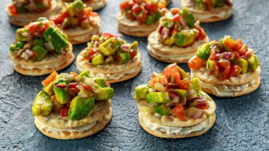 Salsa kanepe kırık meze peynir ile