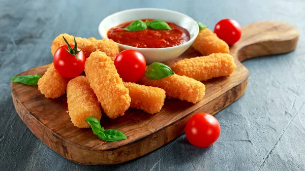 Ekmekli mozzarella peynirli çubuk domates fesleğen sos ile — Stok fotoğraf