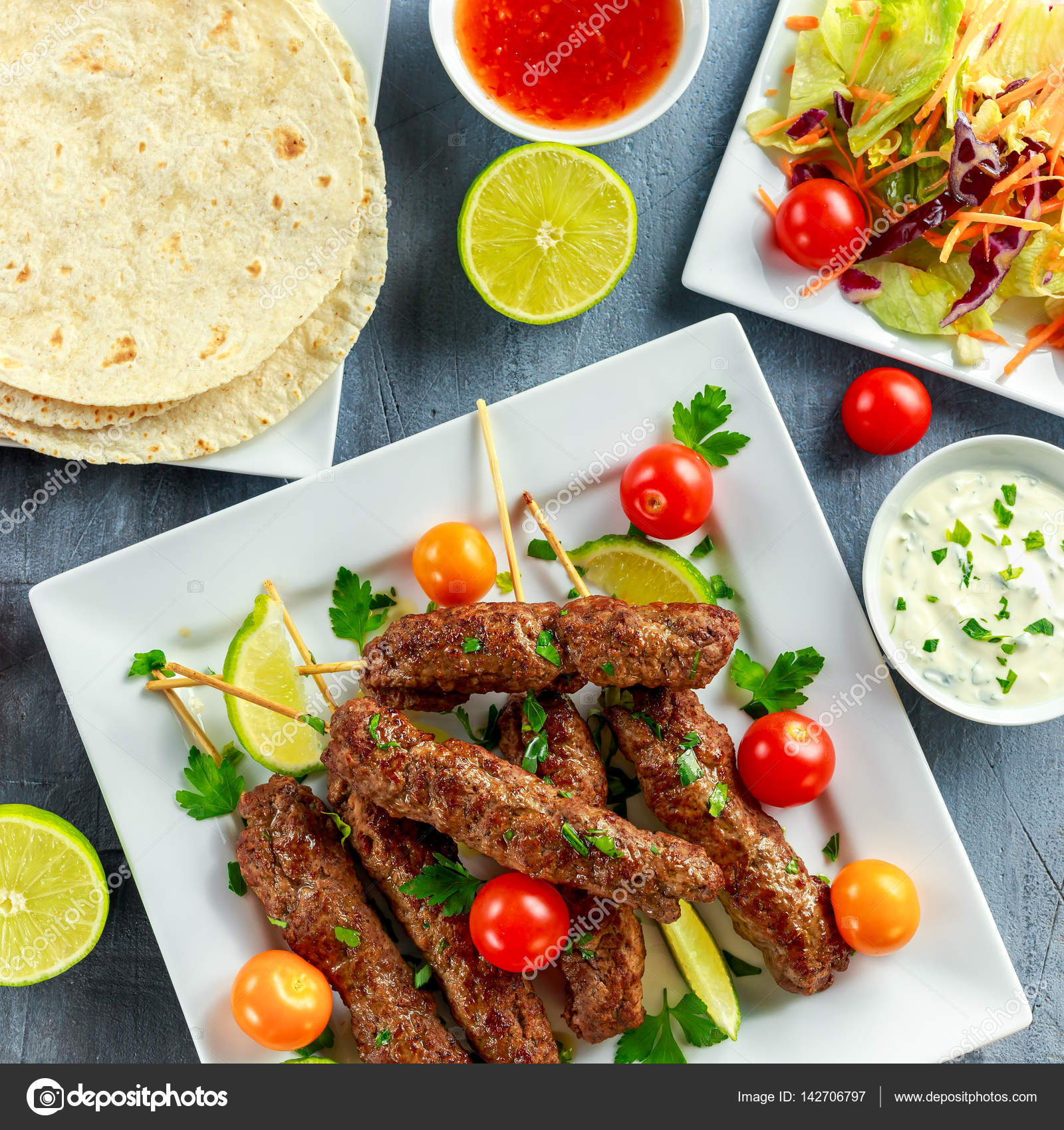 Şiş Köfteli Ekmek Kebabı Şiş Köfteli Ekmek Kebabı