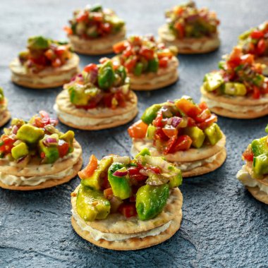 Salsa kanepe kırık meze peynir ile