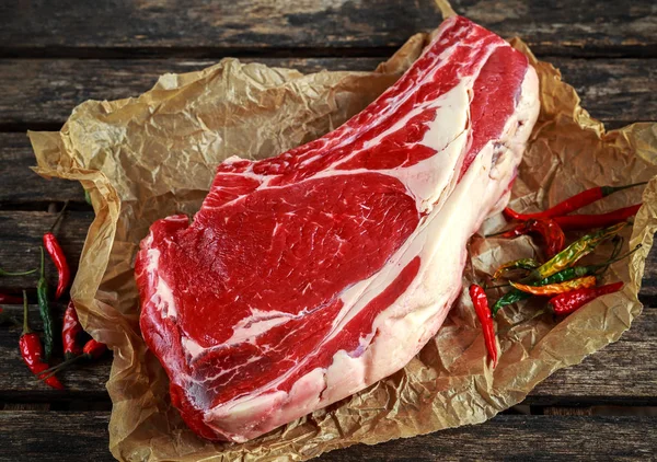 Costilla de hueso de res cruda fresca más o menos picante en papel de hornear . — Foto de Stock