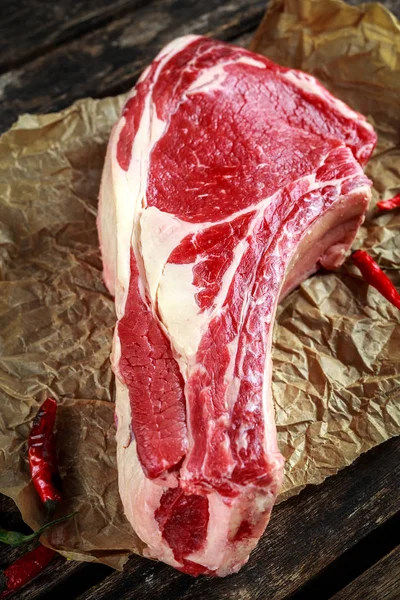 Färsk rå nötkött ben rib ungefär choppid på på bakplåtspapper. — Stockfoto