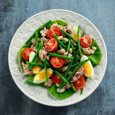 Yumurta, domates, beyaz tabak fasulye taze ton balığı yeşil fasulye salatası. kavram sağlıklı gıda