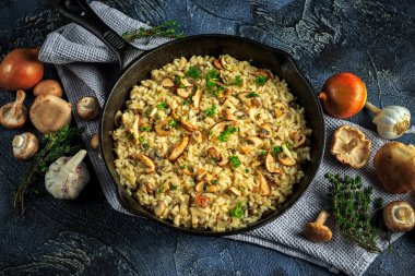 Mantarlı Risotto demir tavada otlar ve parmesan peyniri ile
