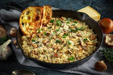 Mantarlı Risotto demir tavada otlar ve parmesan peyniri ile