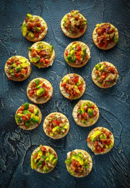 Salsa kanepe kırık meze peynir ile