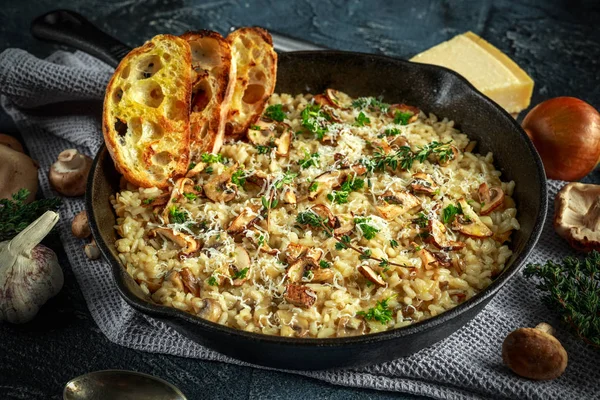 Mantarlı Risotto demir tavada otlar ve parmesan peyniri ile