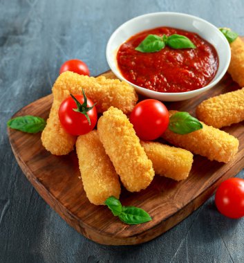 Ekmekli mozzarella peynirli çubuk domates fesleğen sos ile