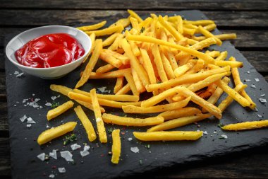 Patates kızartması ile deniz tuzu, karabiber ve stine kurulu ketçap kırık