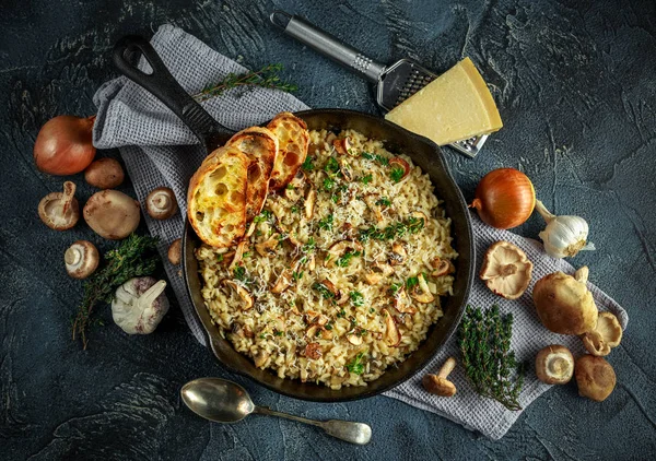 Mantarlı Risotto demir tavada otlar ve parmesan peyniri ile