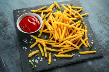 Patates kızartması ile deniz tuzu, karabiber ve stine kurulu ketçap kırık