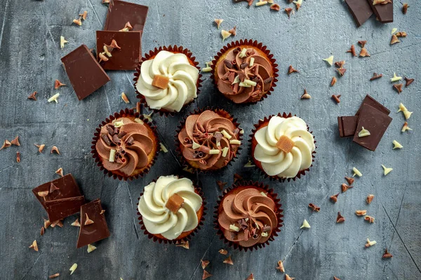 Chocolate e baunilha cupcakes de caramelo servido com lascas de chocolate escuro e branco — Fotografia de Stock