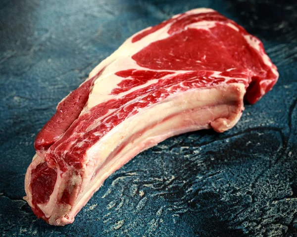 Costela de osso de carne crua fresca grosseiramente picada — Fotografia de Stock