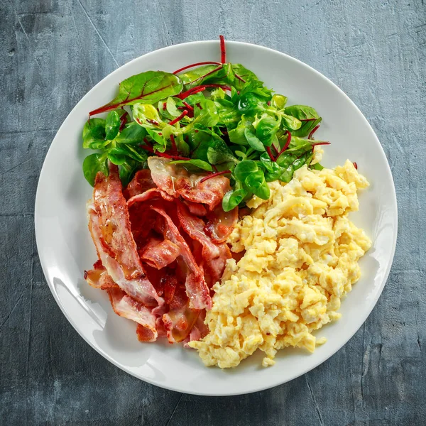 Manhã Ovo mexido, bacon café da manhã em prato branco — Fotografia de Stock