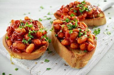 Domates soslu salata serpin çapraz ile kızarmış ekmek üzerinde kızarmış fasulye