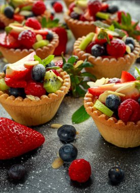 Berry tartlets böğürtlen, ahududu, kivi, çilek, badem krema şeker pul.