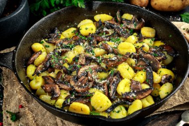 Ev yapımı Patates gnocchi mantar, kıyılmış maydanoz ve parmesan peyniri demir pan