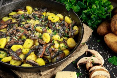 Ev yapımı Patates gnocchi mantar, kıyılmış maydanoz ve parmesan peyniri demir pan