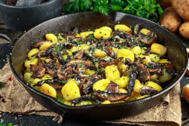 Ev yapımı Patates gnocchi mantar, kıyılmış maydanoz ve parmesan peyniri demir pan