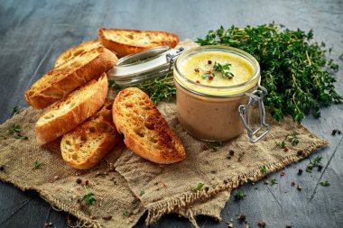 Ev yapımı tavuk karaciğer pate kekik ve ciabatta ekmek kavanozun içinde