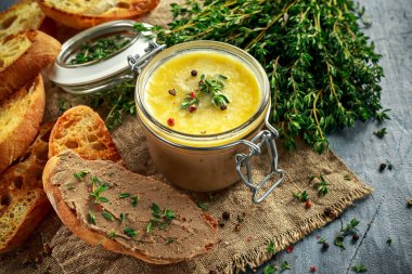 Ev yapımı tavuk karaciğer pate kekik ve ciabatta ekmek kavanozun içinde
