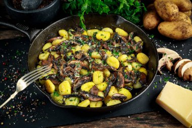 Ev yapımı Patates gnocchi mantar, kıyılmış maydanoz ve parmesan peyniri demir pan