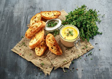 Ev yapımı tavuk karaciğer pate kekik ve ciabatta ekmek kavanozun içinde