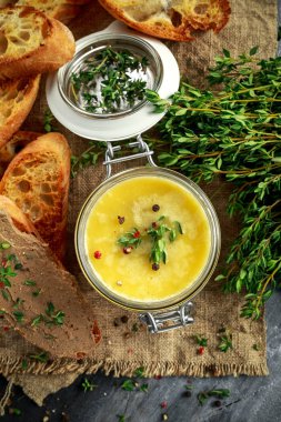Ev yapımı tavuk karaciğer pate kekik ve ciabatta ekmek kavanozun içinde