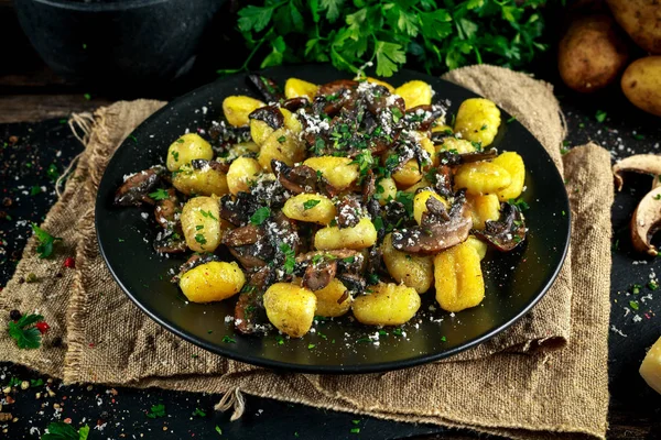 Nhoque de batata caseiro com cogumelos, salsa picada e queijo parmesão — Fotografia de Stock