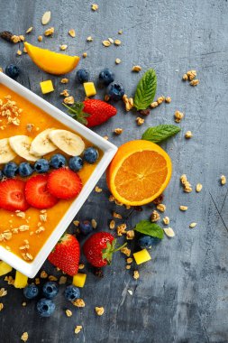 Kase yaban mersini, granola, mango, çilek ve muz ile kahvaltıda taze Portakallı gazoz