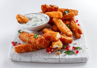 Daldırma ve nar tohumları için Yoğurtlu patates kızarmış Hellim peyniri sopa.