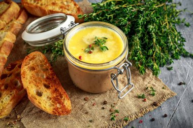 Ev yapımı tavuk karaciğer pate kekik ve ciabatta ekmek kavanozun içinde