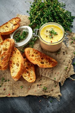 Ev yapımı tavuk karaciğer pate kekik ve ciabatta ekmek kavanozun içinde