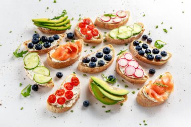 Ev yapımı yaz somon füme, yaban mersini, turp, salatalık, tere ve avokado salata krem peynirli tost. Taze sağlıklı kavramı gıda.