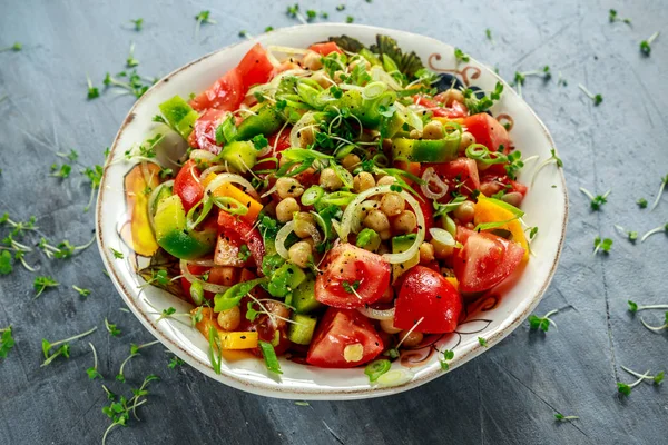 Салат з нуту з помідорами, авокадо, базиліком та оливковою олією — стокове фото