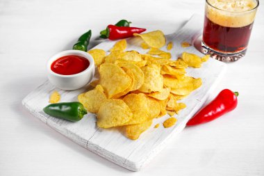 Altın ve beyaz tahta üzerinde sıcak soslu çıtır patates cipsi arka plan.