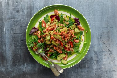 Quinoa tabbouleh salata domates, salatalık yeşil soğan. Kavram sağlıklı gıda
