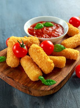 Ekmekli mozzarella peynirli çubuk domates fesleğen sos ile