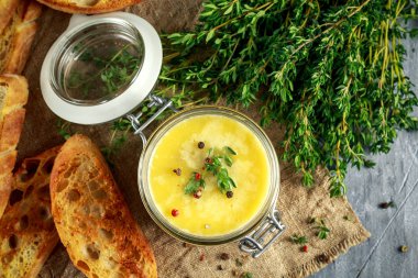 Ev yapımı tavuk karaciğer pate kekik ve ciabatta ekmek kavanozun içinde