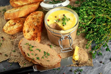 Ev yapımı tavuk karaciğer pate kekik ve ciabatta ekmek kavanozun içinde