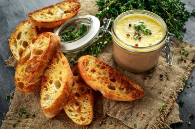 Ev yapımı tavuk karaciğer pate kekik ve ciabatta ekmek kavanozun içinde