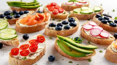 Ev yapımı yaz somon füme, yaban mersini, turp, salatalık, tere ve avokado salata krem peynirli tost. Taze sağlıklı kavramı gıda.
