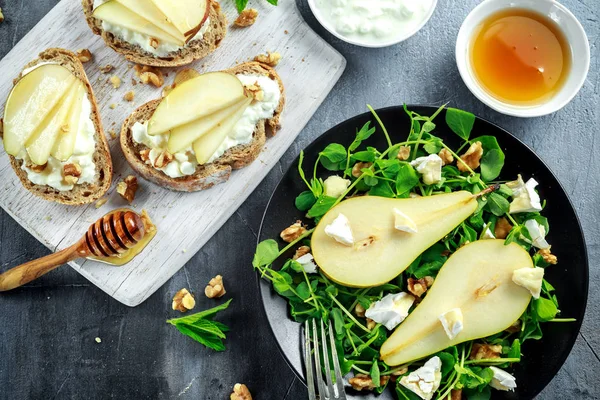 Fresh sweet Pears salad and bruschetta with cottage cheese, walnut on white board. — Stock Photo, Image