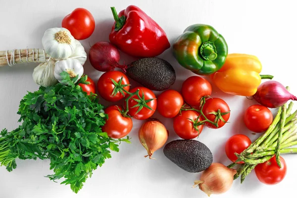 Färska råa grönsaker på vit trä bakgrund — Stockfoto