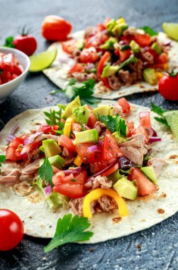 Avokado, taze salsa, ıhlamur, Yeşiller, maydanoz, domates, kırmızı sarı biber orkinos Tortilla. renkli sebze. Sağlıklı gıda